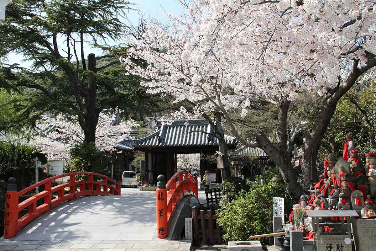 龍華橋から仁王門を望む