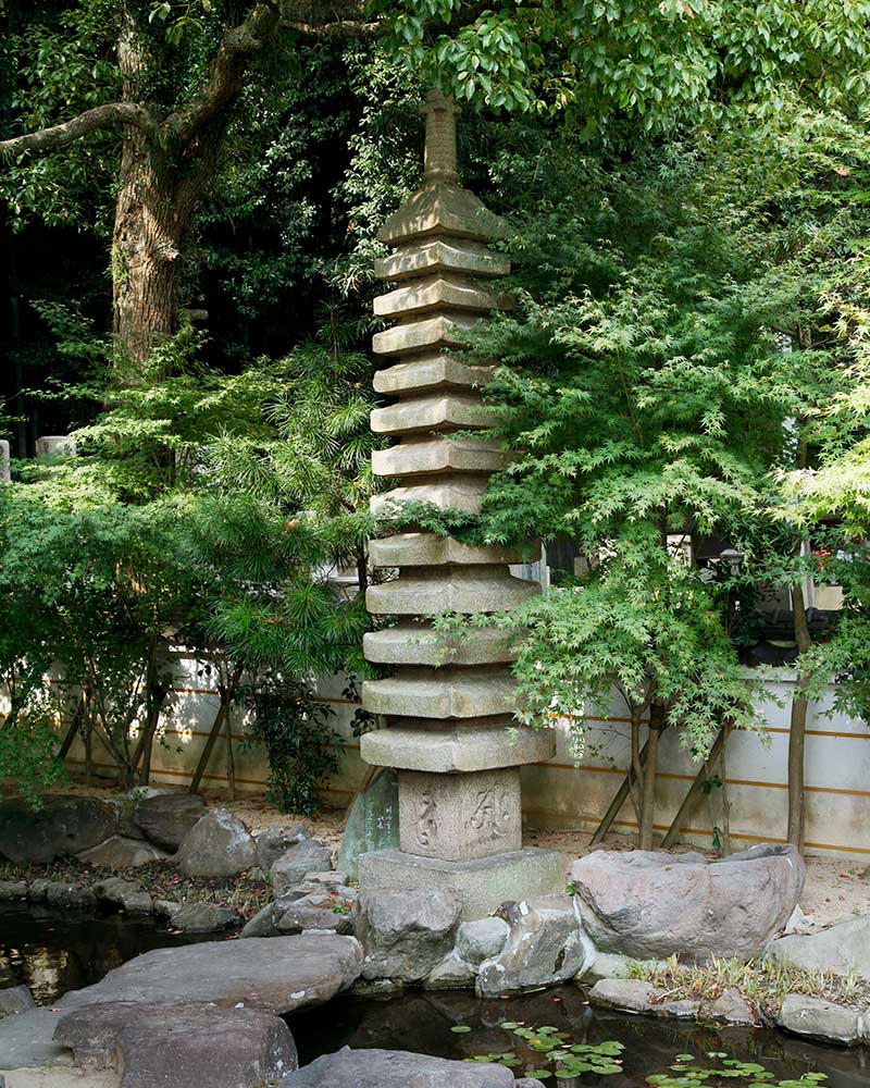 石造十三重塔（県指定重要文化財）