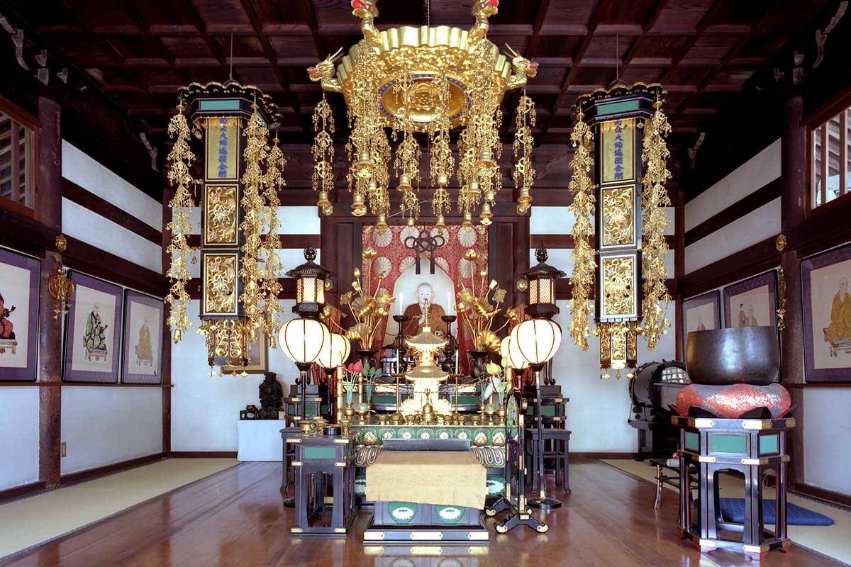 大師堂内