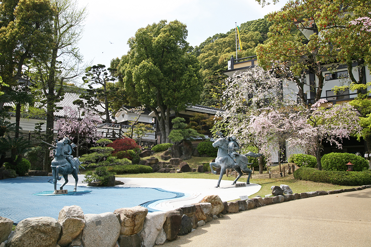 桜の時期の源平の庭